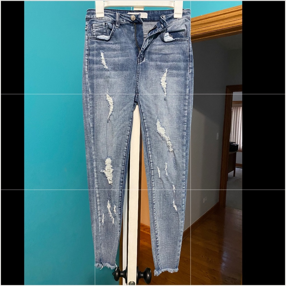 Distressed high waisted jeans